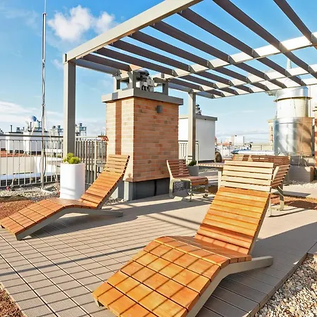 Long Gardens Triapart Apartment